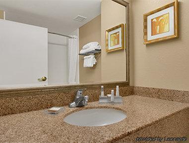 Fairfield & By Marriott Suffolk Hotel 3*